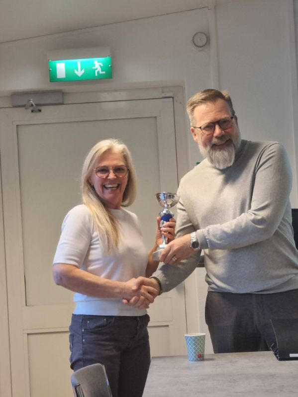 Helen Persson, HVK tar emot tredjepriset i pojkar U20-serien hösten 2023 från ordförande Patrik Ekstrand. Foto: Skånes VBF