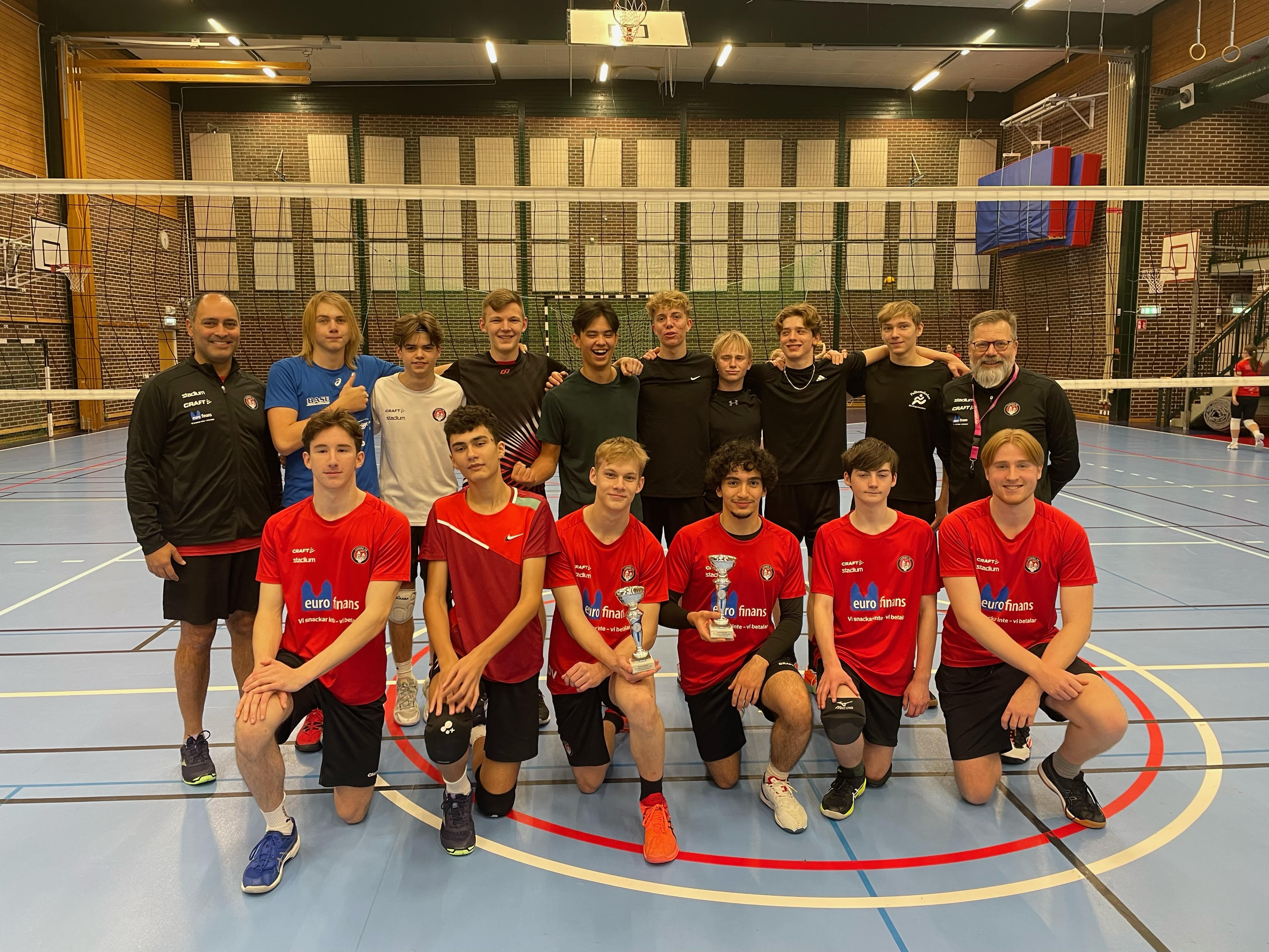 Glada pristagare i PU20-serien hösten 2023. LVK tog både första- och andraplatsen. Foto: Lunds VK