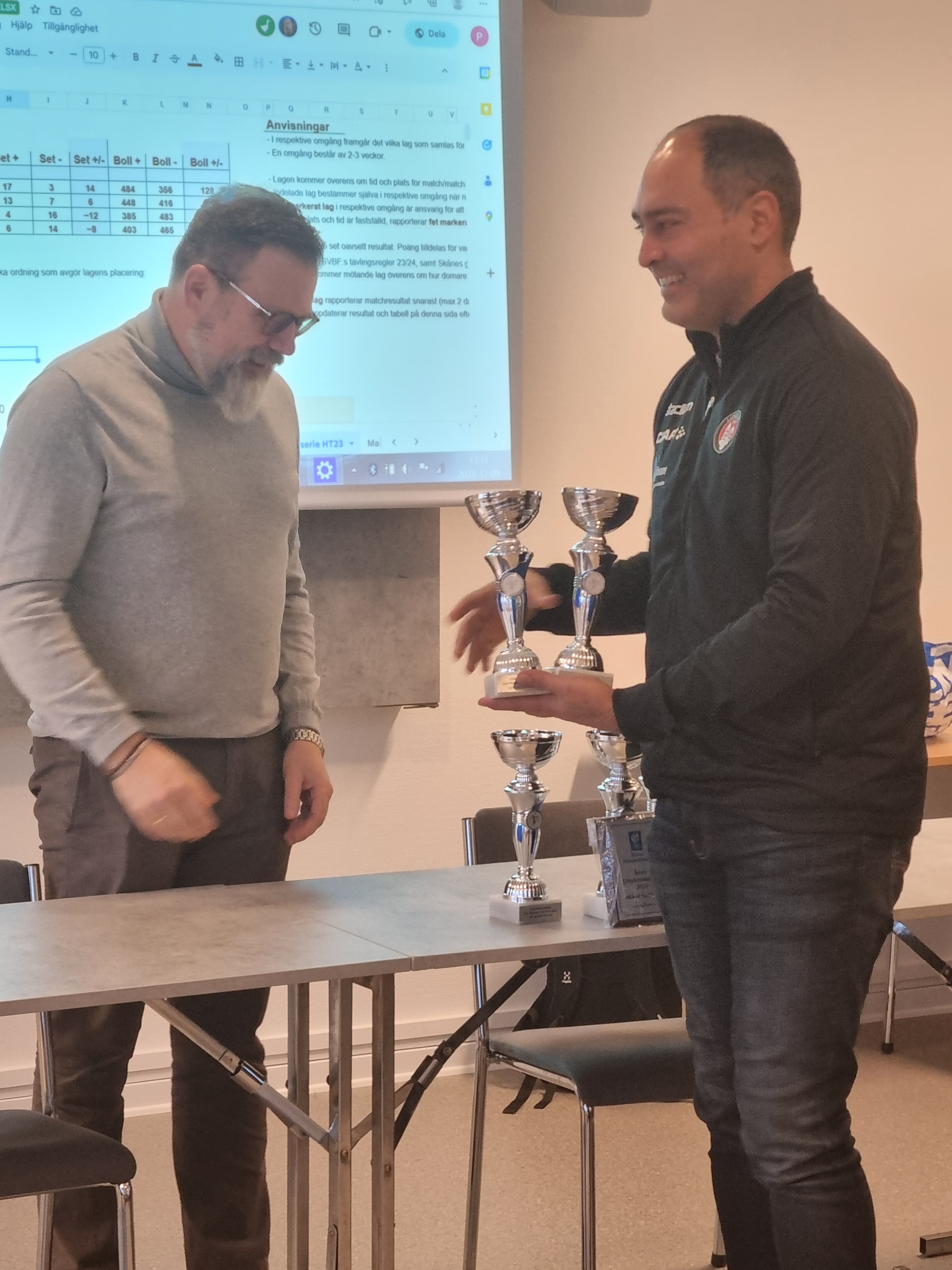 Fernando Mutate, LVK tar emot första- och andrapriset i pojkar U20-serien hösten 2023 från ordförande Patrik Ekstrand. Foto: Skånes VBF