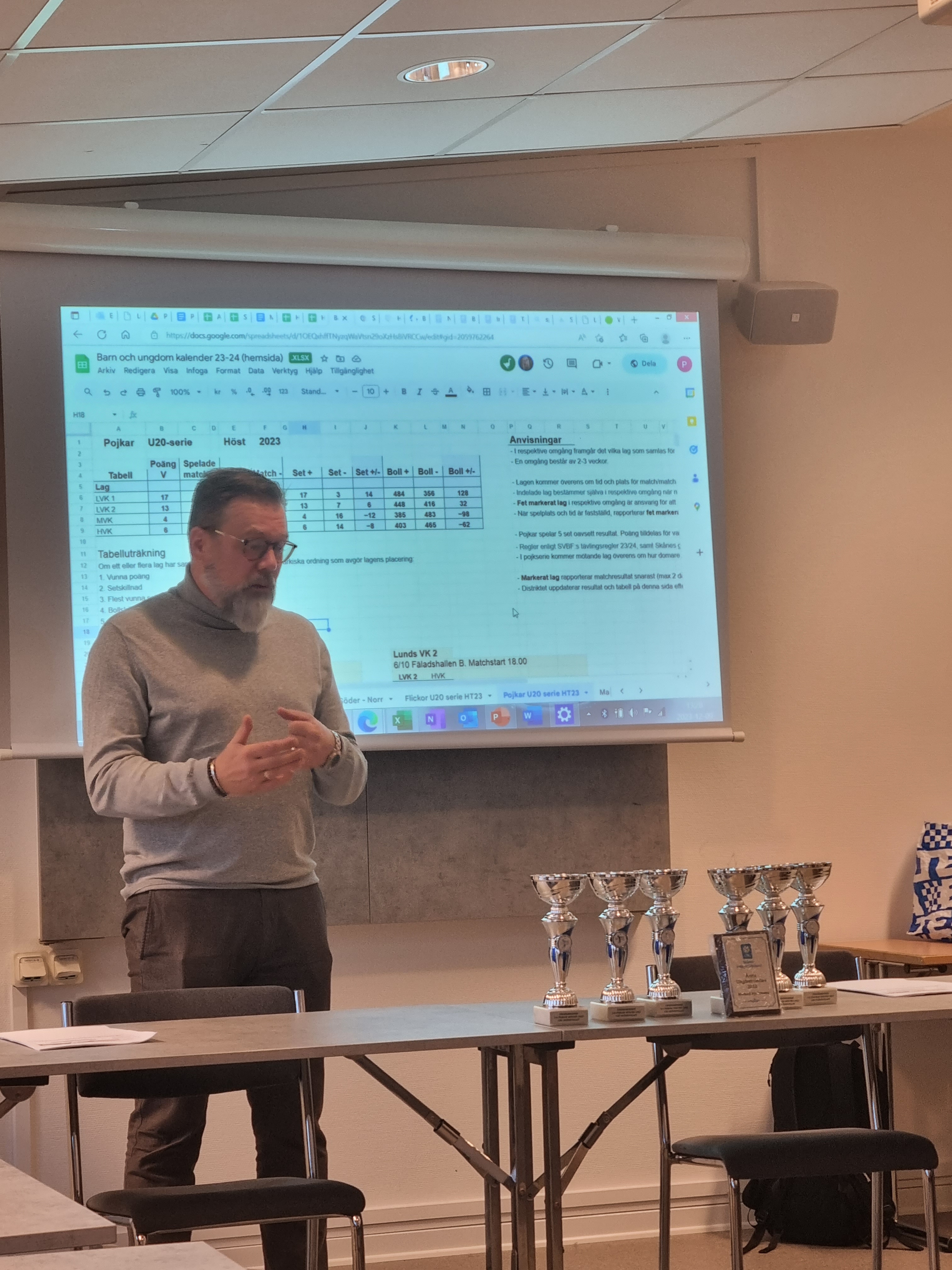 Ordförande Patrik Ekstrand i Skånes VBF presenterar segrarna i pojkar U20-serien hösten 2023. Foto: Skånes VBF