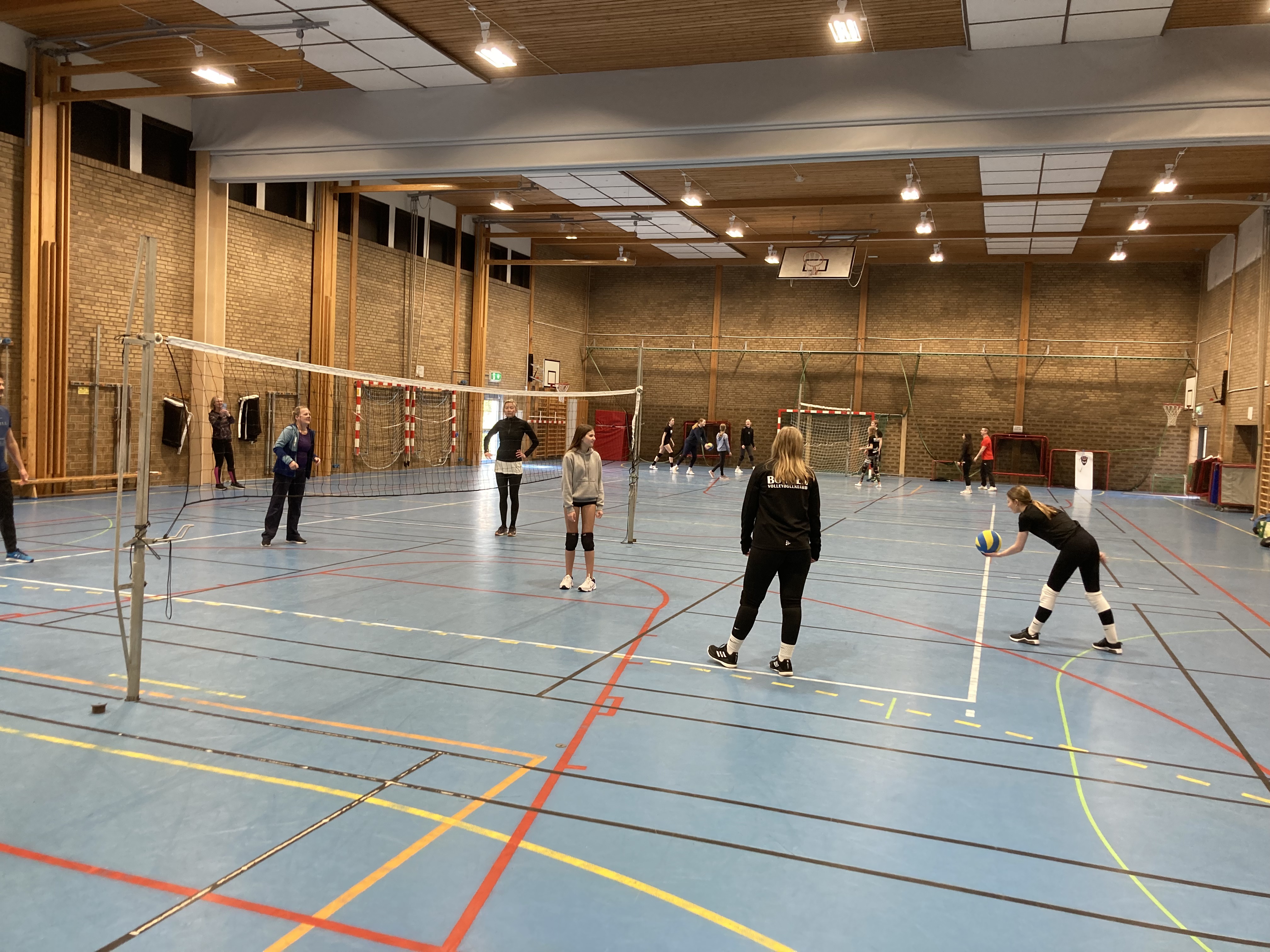 Många deltog på Borgens tränarkurs i Kidsvolley. Foto: Jonas Brink