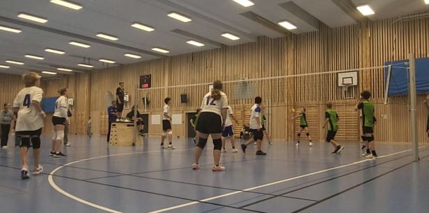 Pojkar U16/18 i Tingdalshallen. Foto: Åstorps VBK