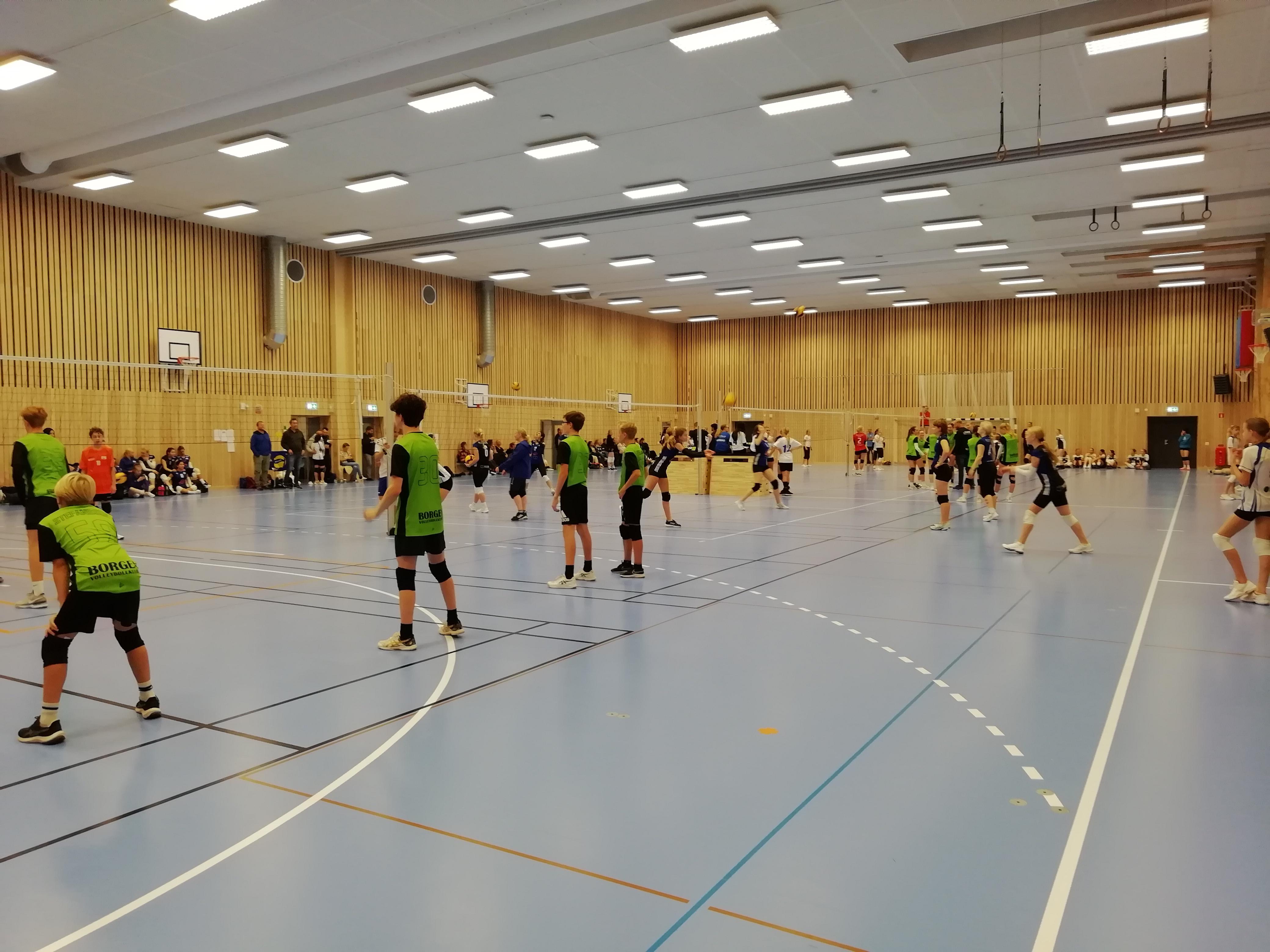 Pojkar U16/18 i Tingdalshallen. Foto: Åstorps VBK