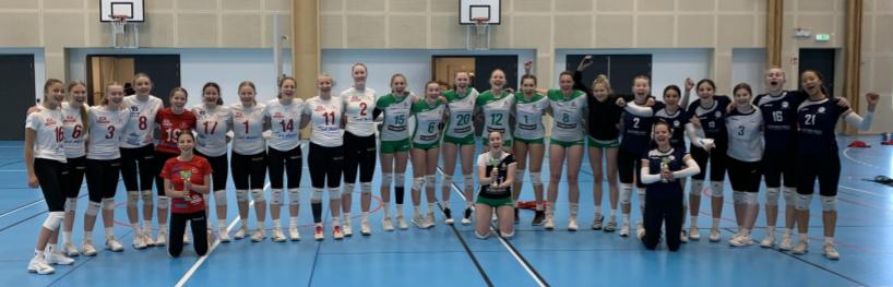 Guld till Kronan, silver till Svedala U18 och brons till Malmö U18 i DM 2022. Foto: Kronan VBK